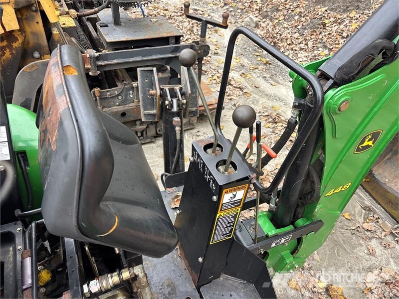 John Deere 3320 جرارات مدمجة