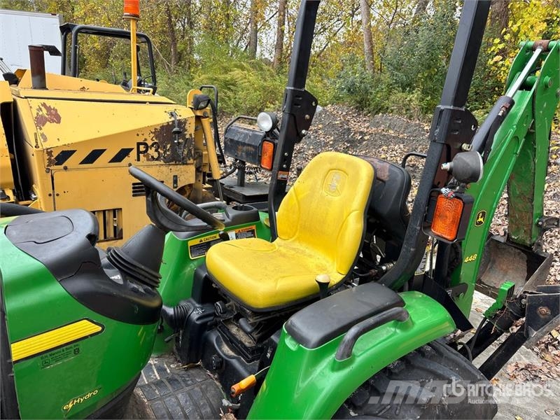 John Deere 3320 جرارات مدمجة