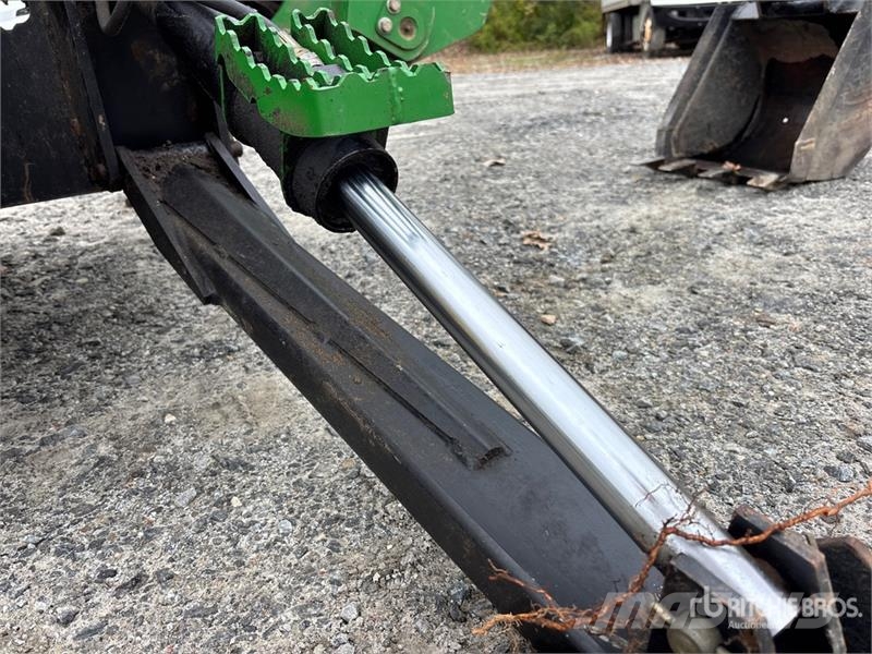 John Deere 3320 جرارات مدمجة