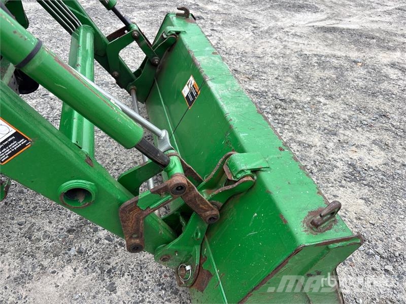 John Deere 3320 جرارات مدمجة