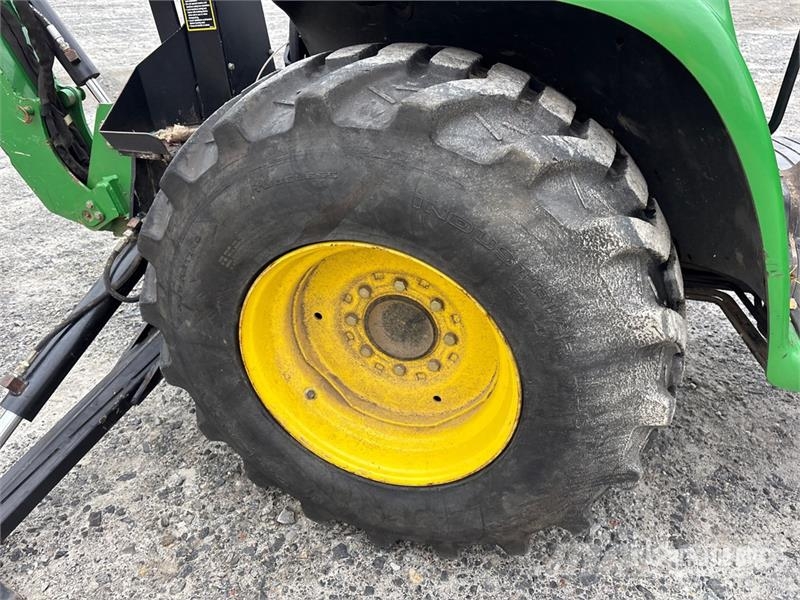 John Deere 3320 جرارات مدمجة