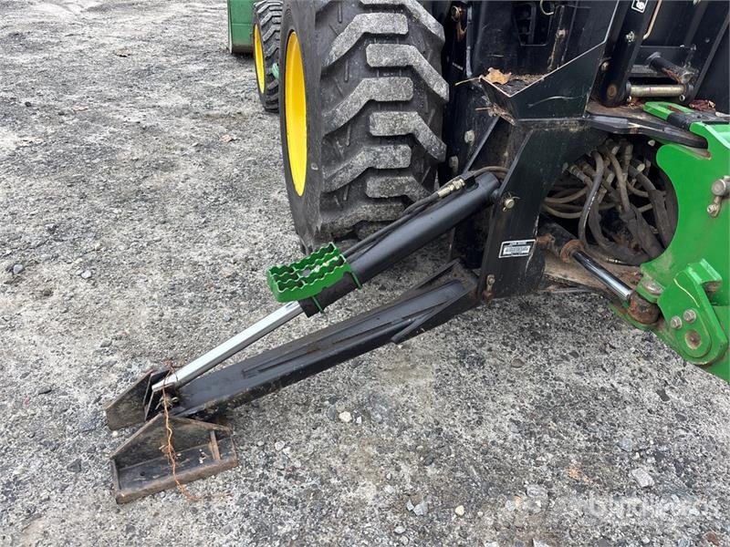 John Deere 3320 جرارات مدمجة