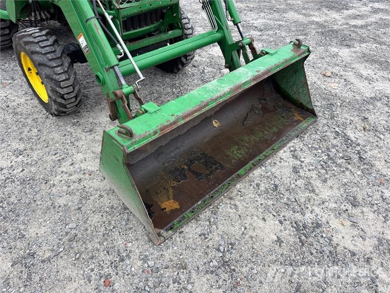 John Deere 3320 جرارات مدمجة