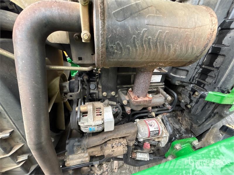 John Deere 3320 جرارات مدمجة