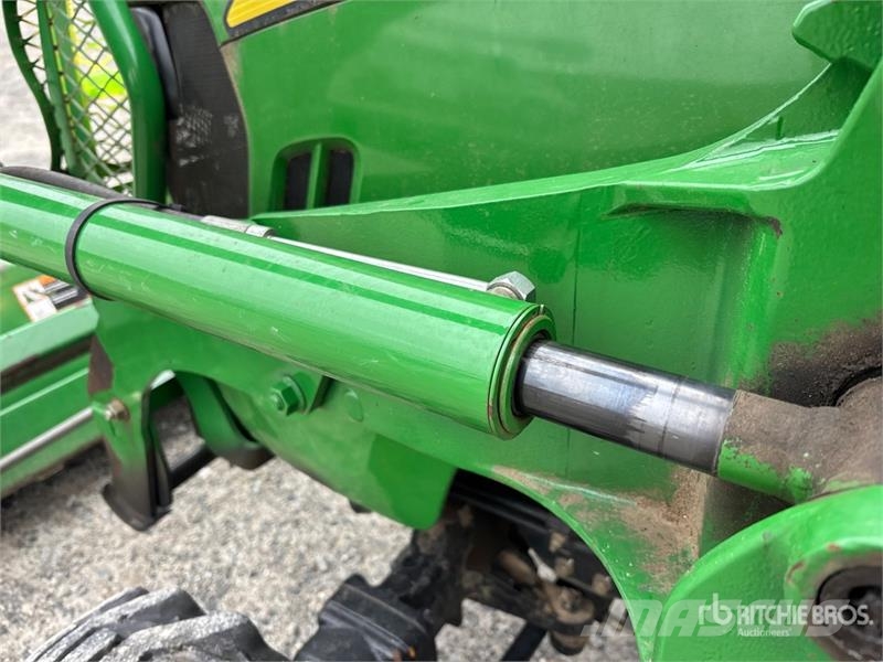 John Deere 3320 جرارات مدمجة