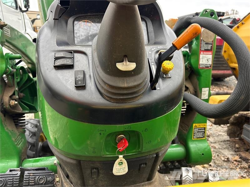 John Deere 3320 جرارات مدمجة