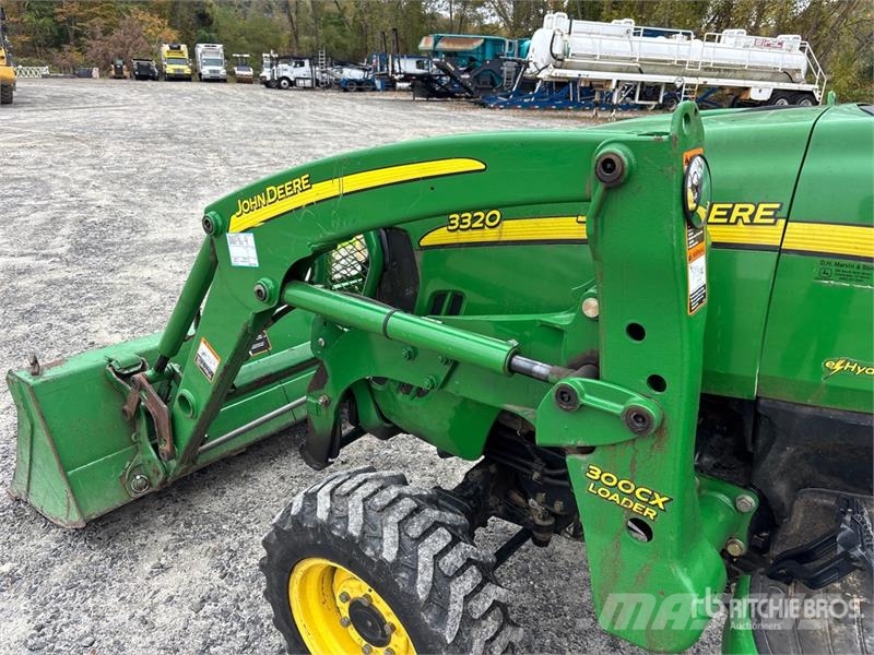 John Deere 3320 جرارات مدمجة
