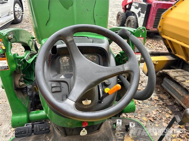 John Deere 3320 جرارات مدمجة