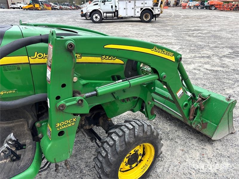 John Deere 3320 جرارات مدمجة