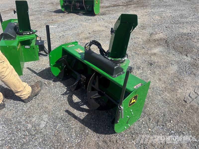 John Deere 47 in Snow Blower Attachment ماكينات زراعية - غير ذلك