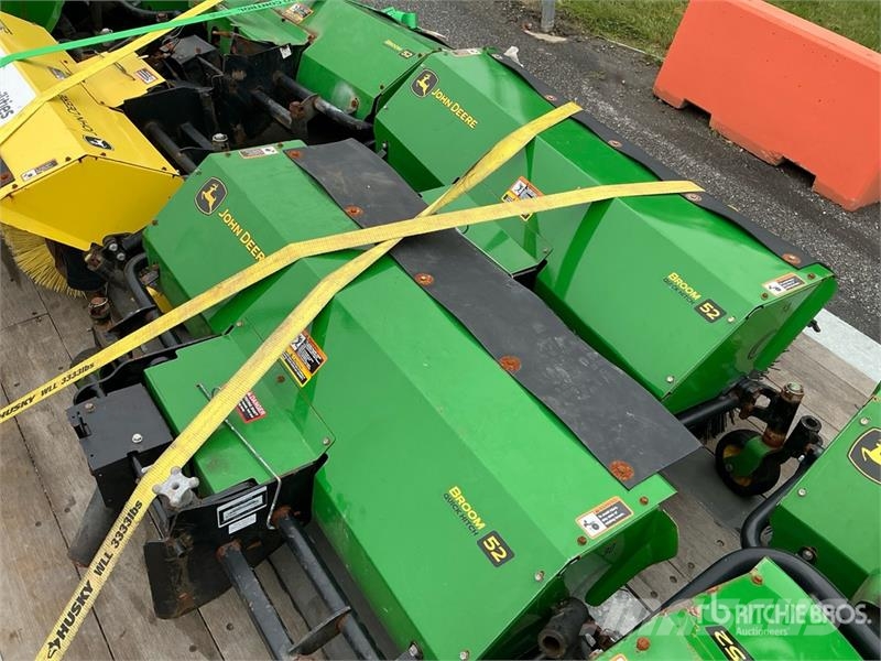 John Deere 52 in Broom Attachment - Fits 5225 Balayeuse / Autolaveuse