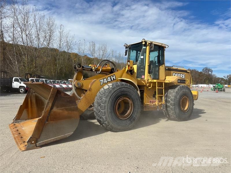 John Deere 744H Wheel loaders
