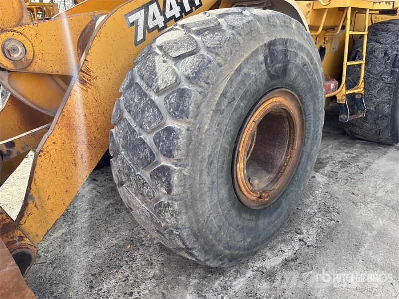 John Deere 744H Wheel loaders