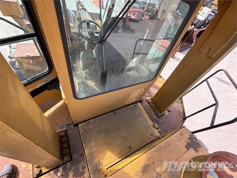 Kawasaki 115Z 3 Wheel Loader Pale gommate