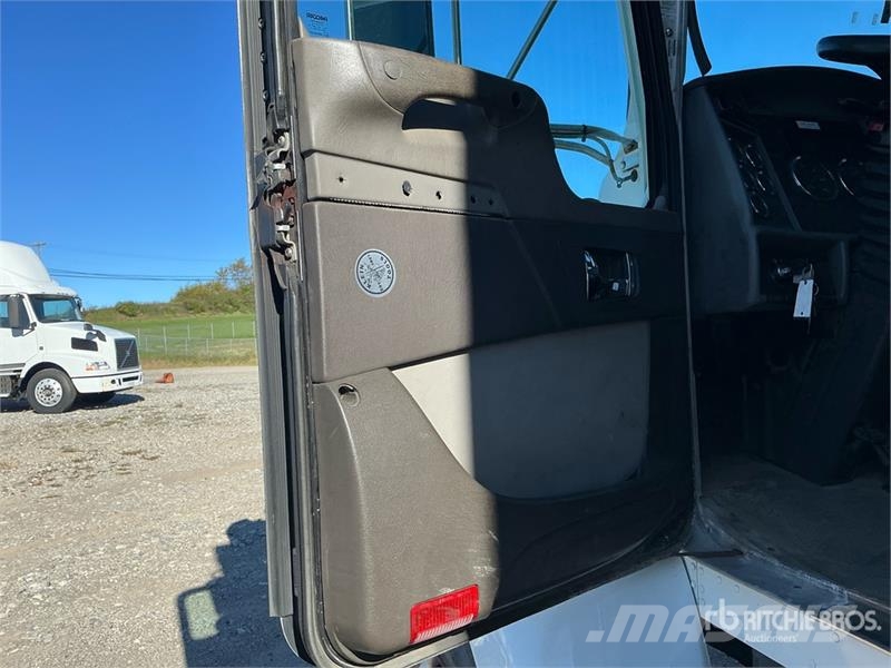 Kenworth T270 貨箱式卡車