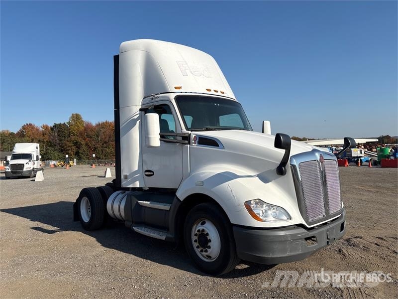 Kenworth T680 4x2 S/A Day Cab Truck Tractor Vetopöytäautot