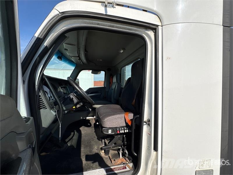 Kenworth T680 4x2 S/A Day Cab Truck Tractor Tracteur routier