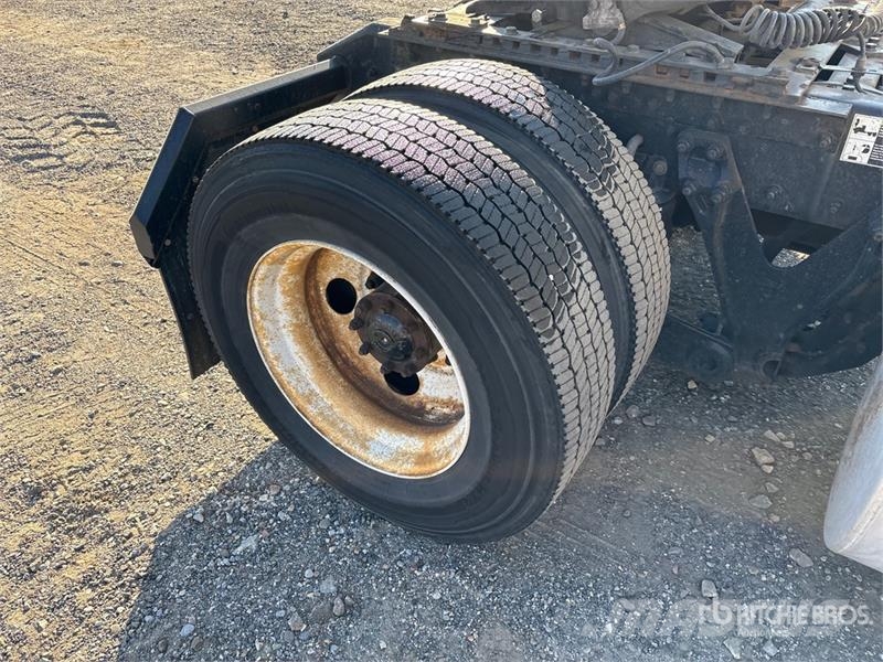 Kenworth T680 4x2 S/A Day Cab Truck Tractor Tractor Units
