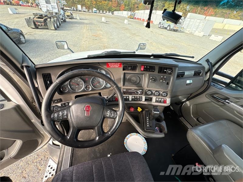 Kenworth T680 4x2 S/A Day Cab Truck Tractor Tracteur routier