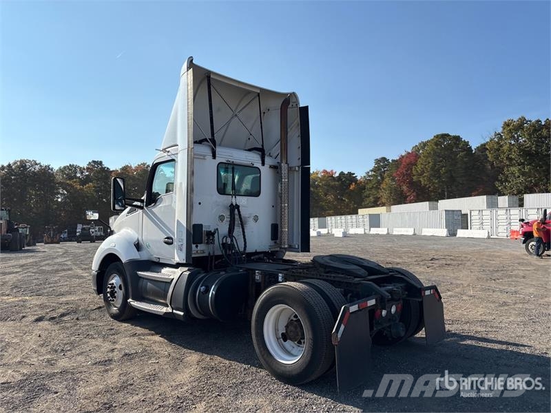 Kenworth T680 4x2 S/A Day Cab Truck Tractor Vetopöytäautot