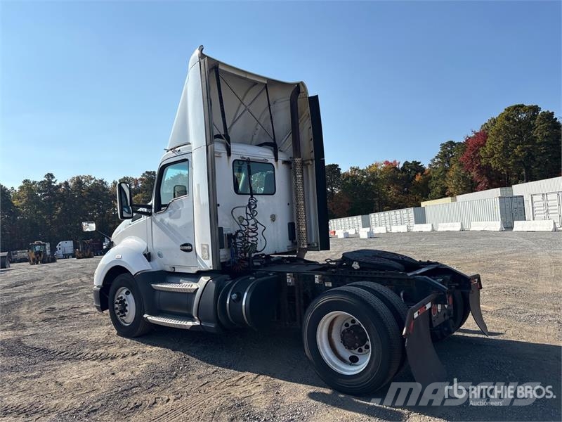 Kenworth T680 4x2 S/A Day Cab Truck Tractor Тягачі