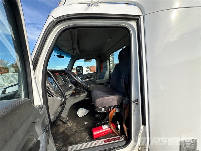 Kenworth T680 4x2 S/A Day Cab Truck Tractor Tracteur routier