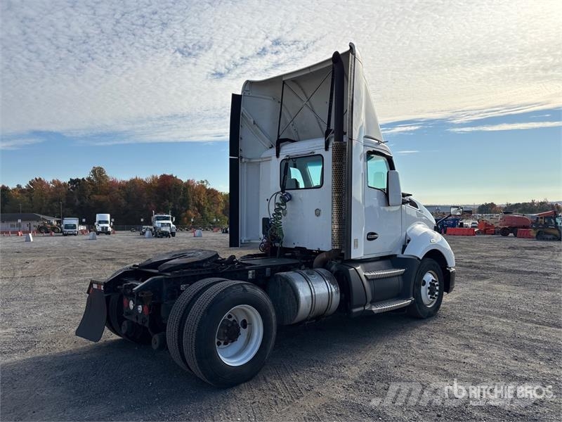 Kenworth T680 4x2 S/A Day Cab Truck Tractor Tracteur routier