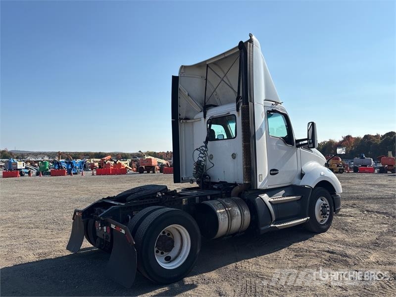 Kenworth T680 4x2 S/A Day Cab Truck Tractor Тягачі