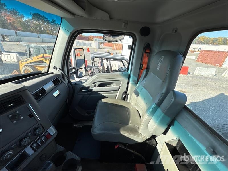 Kenworth T680 4x2 S/A Day Cab Truck Tractor Vetopöytäautot