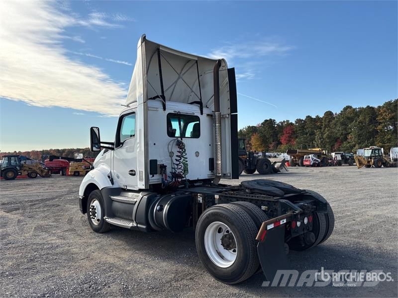 Kenworth T680 4x2 S/A Day Cab Truck Tractor Tracteur routier