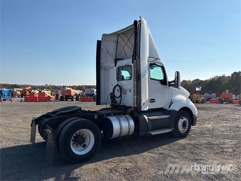 Kenworth T680 4x2 S/A Day Cab Truck Tractor Vetopöytäautot
