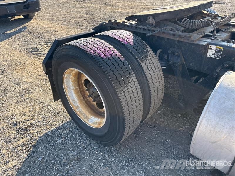 Kenworth T680 4x2 S/A Day Cab Truck Tractor Tractor Units
