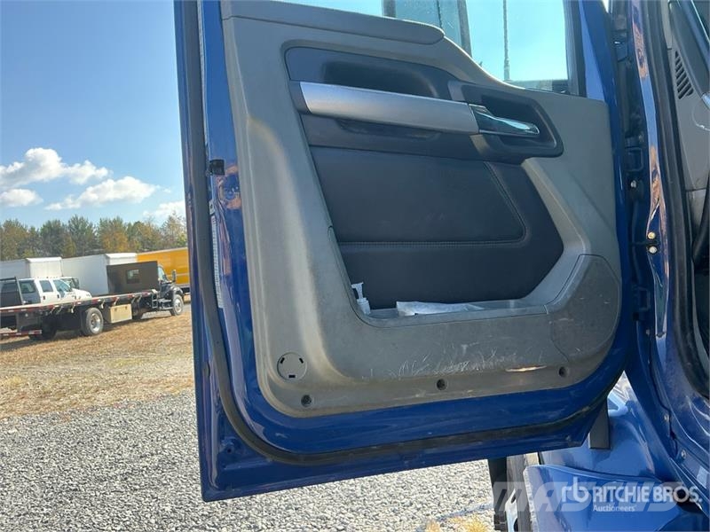Kenworth T680 6x4 T/A Day Cab Truck Tractor Vilcēji