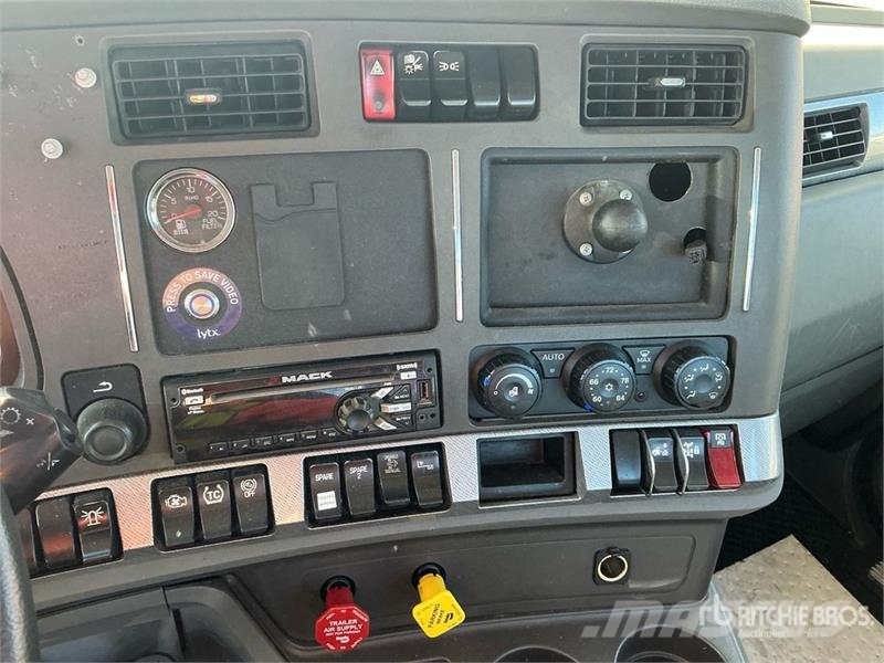 Kenworth T680 6x4 T/A Day Cab Truck Tractor Vilcēji