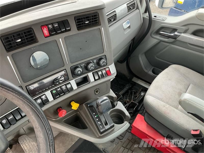 Kenworth T680 6x4 T/A Day Cab Truck Tractor Vlačilci