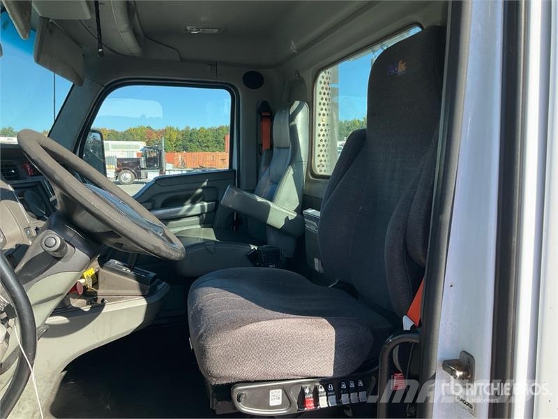 Kenworth T680 6x4 T/A Day Cab Truck Tractor Vlačilci