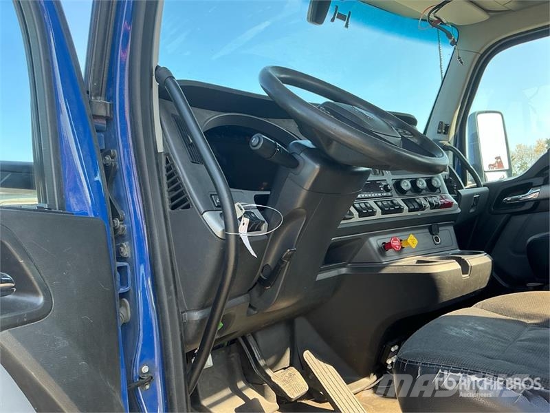 Kenworth T680 6x4 T/A Day Cab Truck Tractor Vilcēji