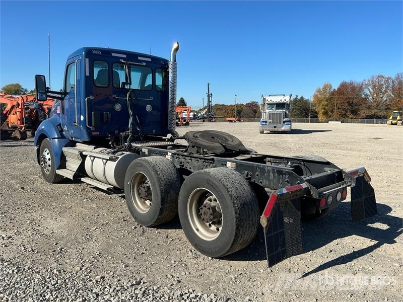 Kenworth T680 6x4 T/A Day Cab Truck Tractor Vilcēji