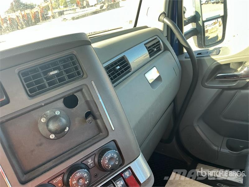 Kenworth T680 6x4 T/A Day Cab Truck Tractor Vilcēji
