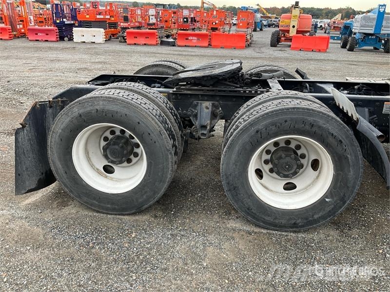 Kenworth T680 6x4 T/A Day Cab Truck Tractor Vlačilci