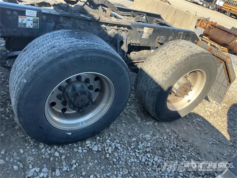 Kenworth T680 6x4 T/A Day Cab Truck Tractor Vilcēji