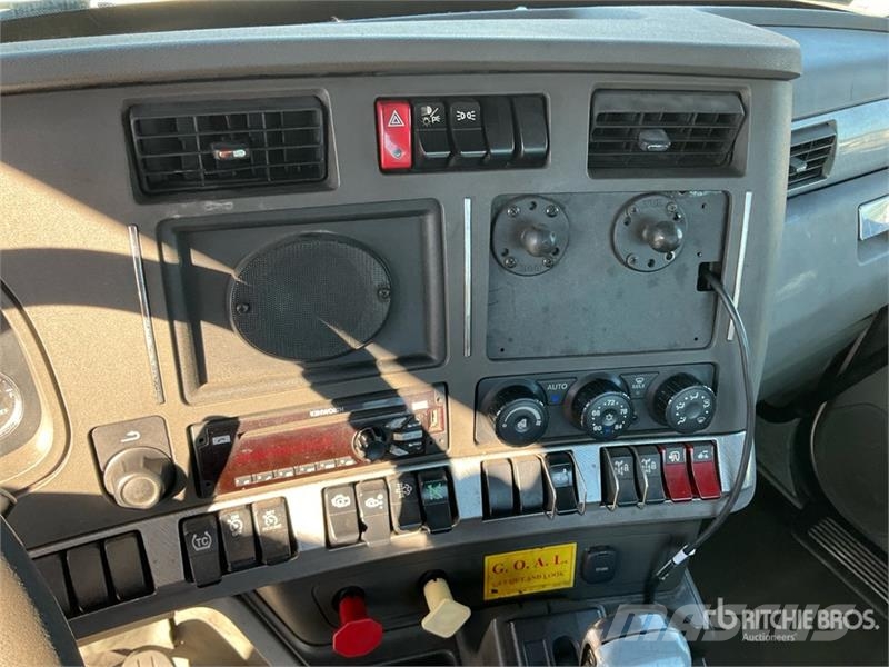 Kenworth T680 6x4 T/A Day Cab Truck Tractor Vlačilci