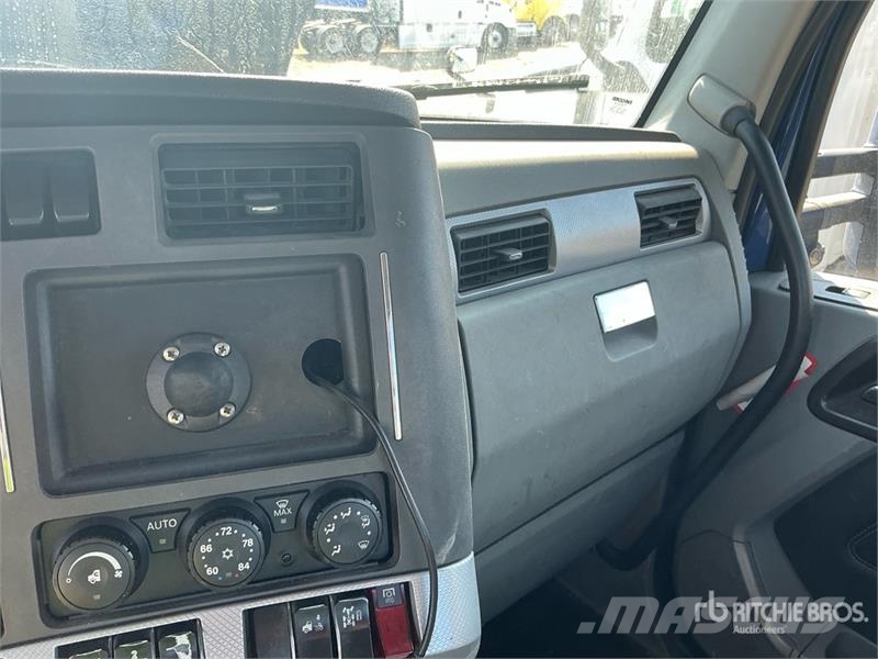 Kenworth T680 6x4 T/A Day Cab Truck Tractor Vilcēji