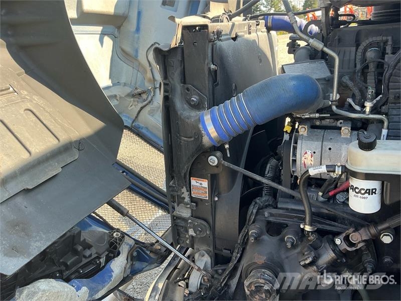 Kenworth T680 6x4 T/A Day Cab Truck Tractor Vilcēji