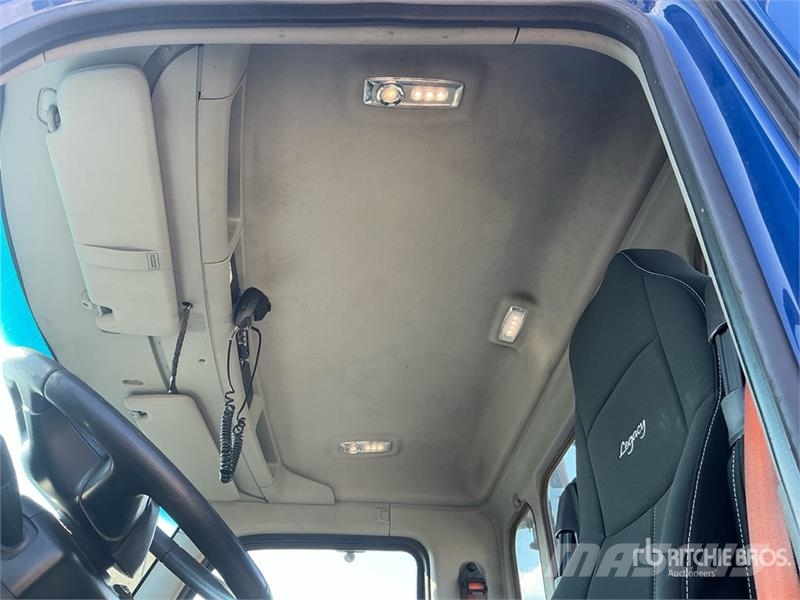 Kenworth T680 6x4 T/A Day Cab Truck Tractor Vilcēji