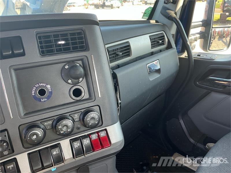 Kenworth T680 6x4 T/A Day Cab Truck Tractor Vilcēji