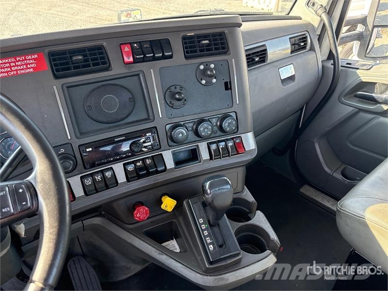 Kenworth T680 S/A Day Cab Truck Tractor Vilcēji