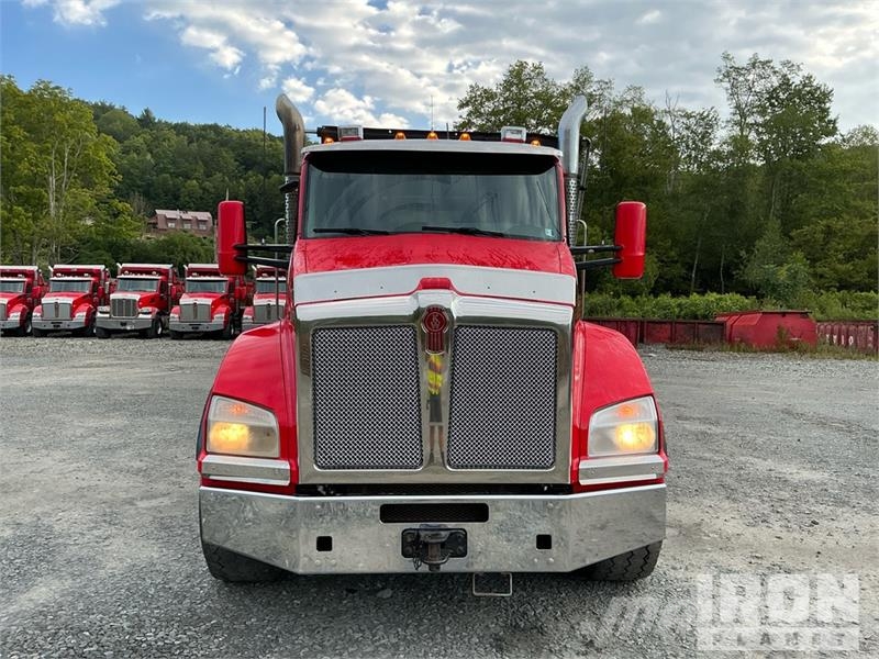 Kenworth T880 شاحنات لوادر