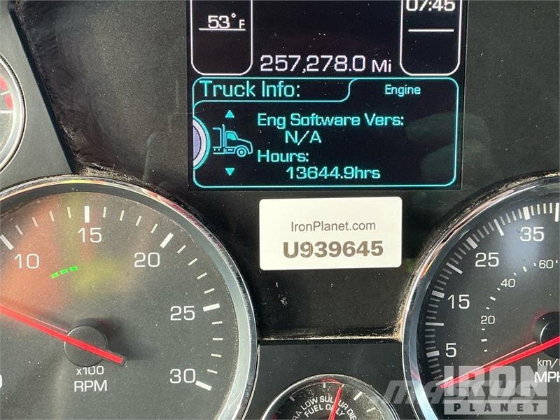 Kenworth T880 شاحنات لوادر