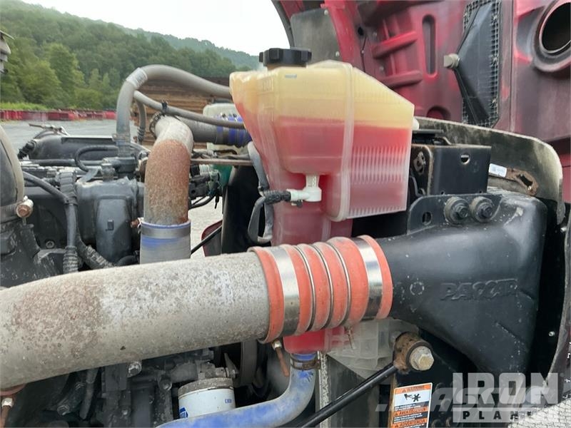 Kenworth T880 شاحنات لوادر
